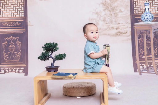 嵊州宝宝边吃奶边挣扎烦躁